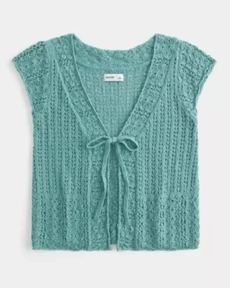 Kurzärmelige Strickjacke im Häkelstil