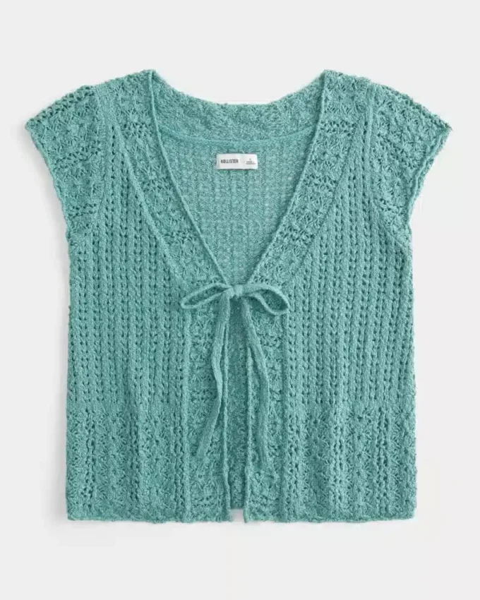 Kurzärmelige Strickjacke im Häkelstil