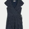 Kurzärmeliges Wickelkleid