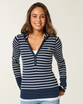 Langärmeliges Henley-Shirt mit Kapuze