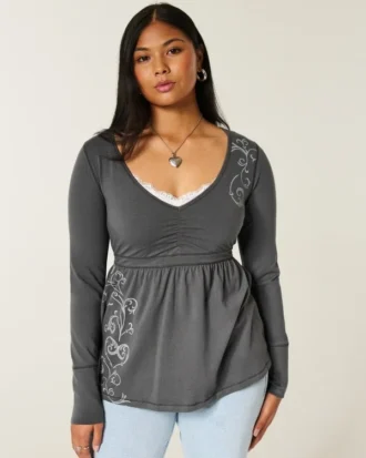 Langärmliges Babydoll-Oberteil mit Grafikprint und gerafftem Brustbereich