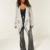 Leicht zu tragende Strickjacke ohne Verschluss