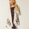 Leicht zu tragende Strickjacke ohne Verschluss