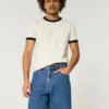 Lose Jeansshorts über dem Knie