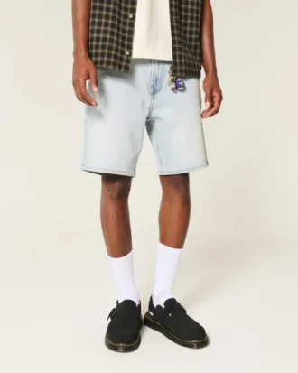 Lose Jeansshorts über dem Knie