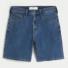 Lose Jeansshorts über dem Knie