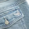 Low-Rise-Jeans mit mittlerer Waschung und gesticktem Schmetterling, Bootcut