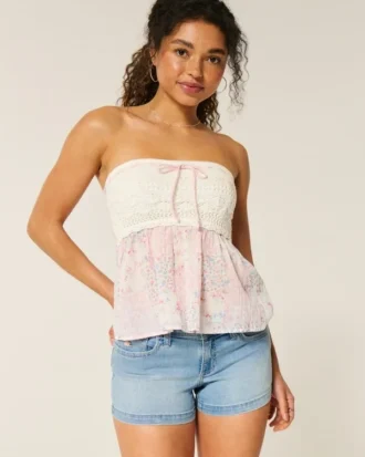 Low-Rise-Jeansshorts in heller Waschung mit Blumenstickerei