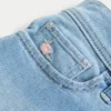 Low-Rise-Jeansshorts in heller Waschung mit Blumenstickerei