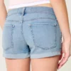 Low-Rise-Shorts aus hellblauem Denim mit Rissen