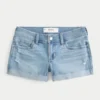 Low-Rise-Shorts aus hellblauem Denim mit Rissen