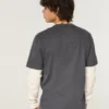 Mehrlagiges Langarm-T-Shirt mit Logo-Grafik