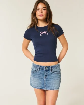Mini-Jeansrock mit niedriger Taille und gestickter Schleife