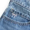 Mini-Jeansrock mit niedriger Taille und gestickter Schleife