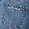 Mini-Jeansrock mit niedriger Taille und gestickter Schleife