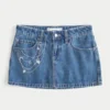 Mini-Jeansrock mit Stickerei in mittlerer Waschung