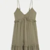 Mini-Kleid mit Nieten und Rüschen