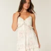 Mini-Kleid mit Nieten und Rüschen