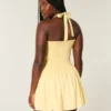 Mini-Kleid mit tiefem Taillenbund und Neckholder