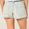Mini-Shorts aus hellblauem Denim mit niedriger Leibhöhe