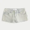 Mini-Shorts aus hellblauem Denim mit niedriger Leibhöhe
