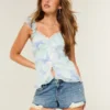 Mini-Shorts aus mittelblauem Denim mit niedriger Leibhöhe und Used-Look