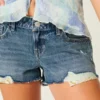 Mini-Shorts aus mittelblauem Denim mit niedriger Leibhöhe und Used-Look