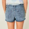 Mini-Shorts aus mittelblauem Denim mit niedriger Leibhöhe und Used-Look