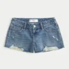 Mini-Shorts aus mittelblauem Denim mit niedriger Leibhöhe und Used-Look