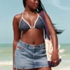 Mini-Skort aus Denim mit niedriger Leibhöhe, mittlerer Waschung und Flaggenstickerei