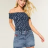 Mini-Skort aus Denim mit niedriger Leibhöhe, mittlerer Waschung und Flaggenstickerei