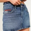 Mini-Skort aus Denim mit niedriger Leibhöhe, mittlerer Waschung und Flaggenstickerei