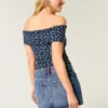 Mini-Skort aus Denim mit niedriger Leibhöhe, mittlerer Waschung und Flaggenstickerei