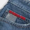 Mini-Skort aus Denim mit niedriger Leibhöhe, mittlerer Waschung und Flaggenstickerei
