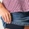 Mini-Skort aus Denim mit niedriger Leibhöhe und Nieten