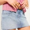 Mini-Skort aus Denim mit niedriger Leibhöhe und Sternstickerei