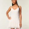 Minikleid mit asymmetrischem Saum und Spitze