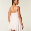 Minikleid mit asymmetrischem Saum und Spitze