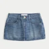 Minirock aus Denim mit niedriger Leibhöhe und roten Nähten