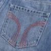 Minirock aus Denim mit niedriger Leibhöhe und roten Nähten