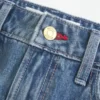 Minirock aus Denim mit niedriger Leibhöhe und roten Nähten