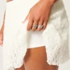Minirock mit asymmetrischem Saum und Spitze