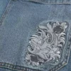 Mittelwaschung Baggy-Jeans mit gesticktem Hai-Motiv