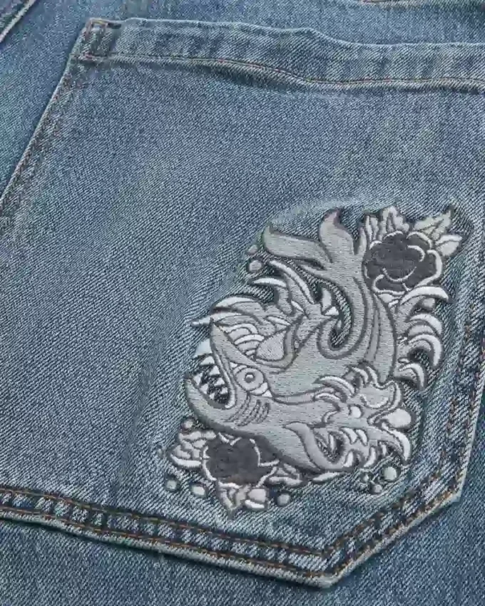 Mittelwaschung Baggy-Jeans mit gesticktem Hai-Motiv