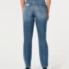 Mom-Jeans mit extrem hoher Leibhöhe und mittelstarker Waschung
