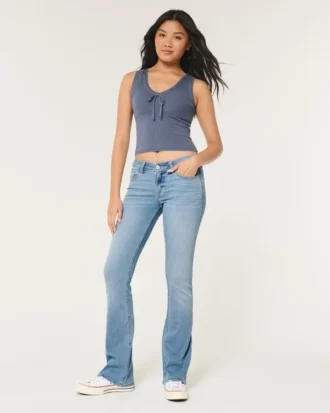 Niedrig geschnittene Bootcut-Jeans in heller Waschung