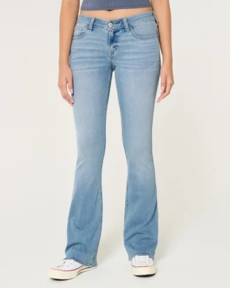 Niedrig geschnittene Bootcut-Jeans in heller Waschung