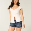 Niedrig geschnittene, dunkel gewaschene, bestickte Denim-Shorts
