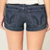 Niedrig geschnittene, dunkel gewaschene, bestickte Denim-Shorts