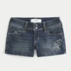 Niedrig geschnittene, dunkel gewaschene, bestickte Denim-Shorts